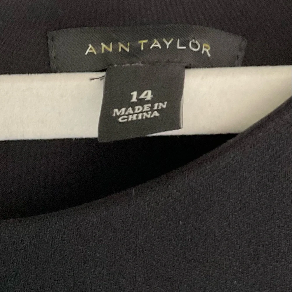 Ann Taylor Black Dress  14 w/Lantern Puff Sleeves Pleated & Lined 100% Polyester - Picture 5 of 7
